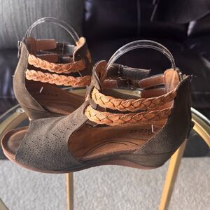 Biza Monica olive  Suede Tan Leather Women's Shoes Wedge Sandal Size 8 1/2